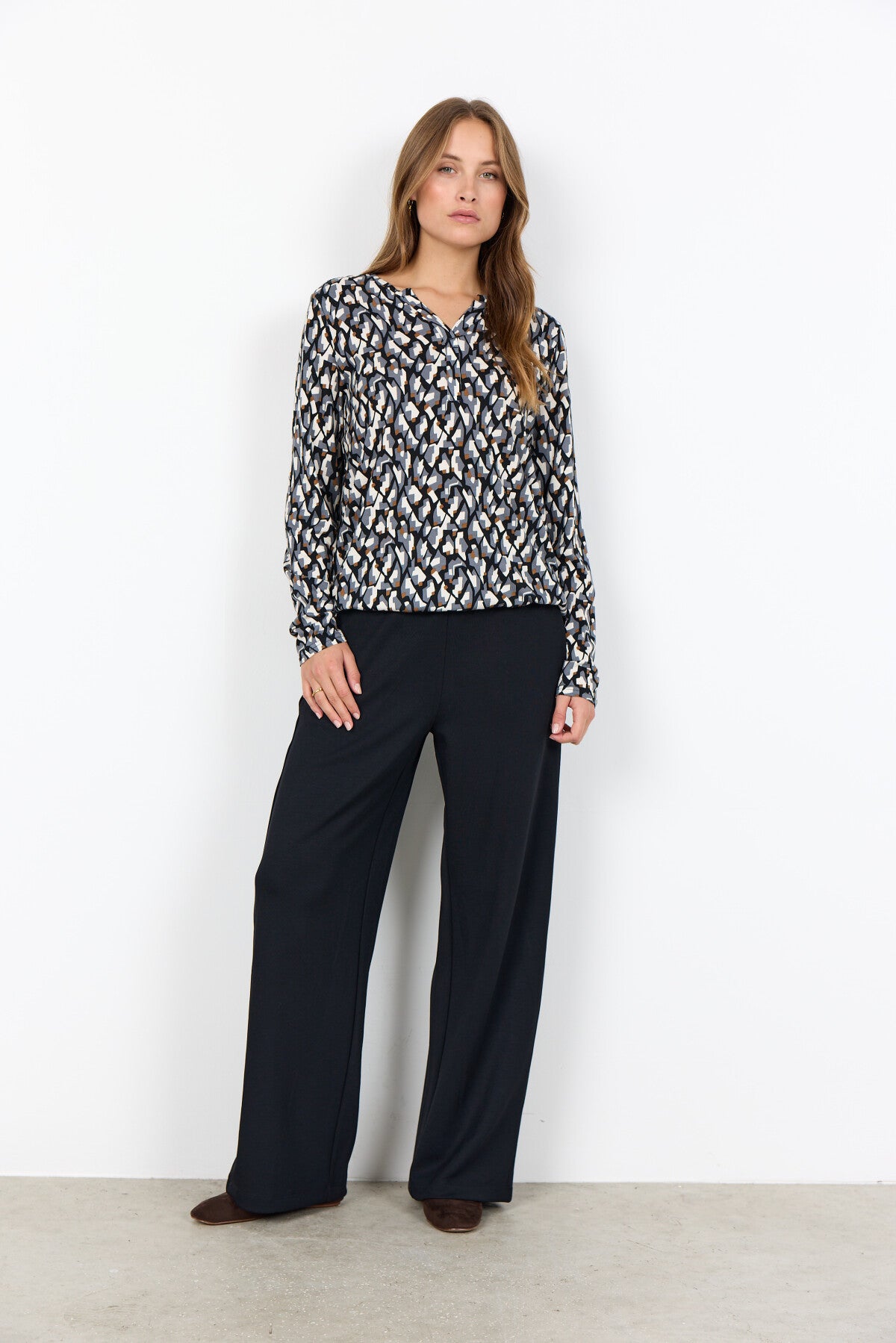 SC-FELICITY AOP 527 Bluse Sort