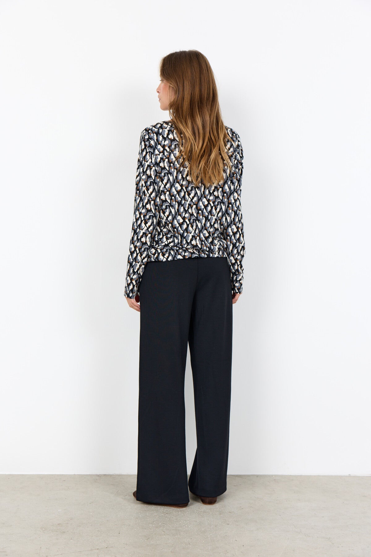SC-FELICITY AOP 527 Bluse Sort
