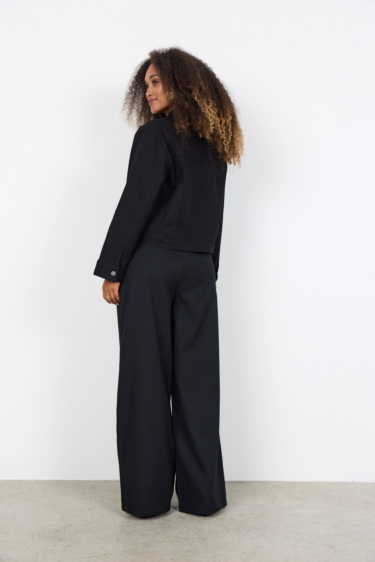 SC-BESS 1 Jakke Sort