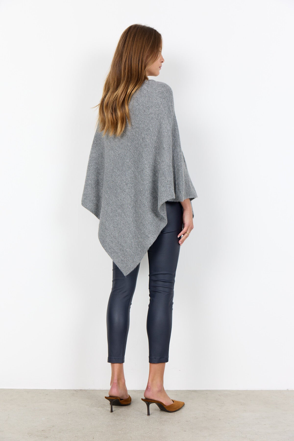 SC-AJNA 1 Poncho Grå